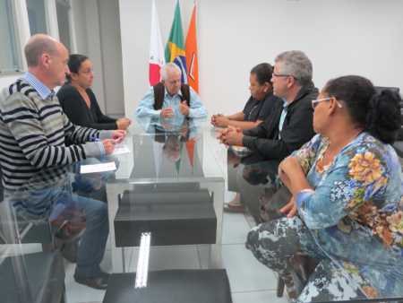Moradores do Quintino agradecem ao Prefeito Galileu reinstalação de postes, na presença de Patrícia Coelho e Ricardo Moreira Galileu - Quintino